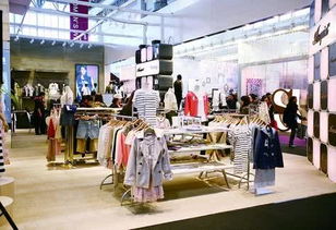 买衣服,网购还是去实体店呢 服装厂老板说出实情