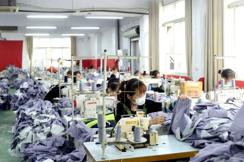 服装厂里的临时夫妻,已婚女工躺在我的怀里,让我要她