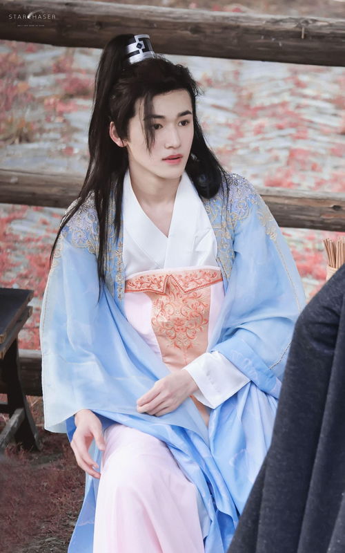 组图 宋亚轩解锁古风女装造型 涂腮红撑油纸伞画风逗趣