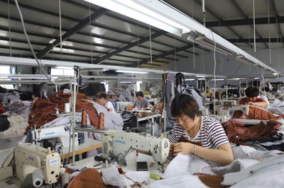 家门口就业，群众腰包鼓起来——服饰产业发展的惠民之道