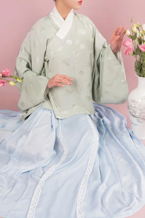 汉服消费市场迎来“清明热” 传统服饰结合节气文化引领新风尚